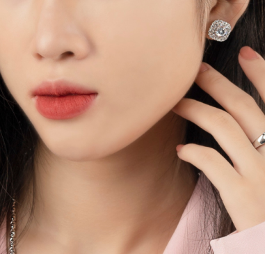 hình ảnh Bí quyết chọn trang sức cho nàng công sở không quá phô trương